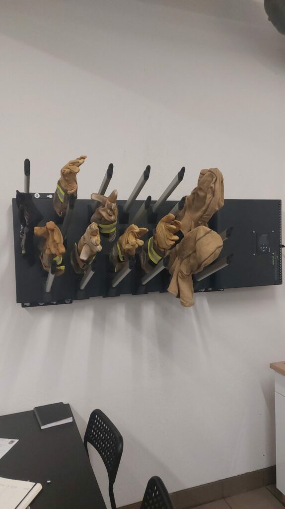 Handschuhtrockner mit Handschuhen und Flammenschutzhauben