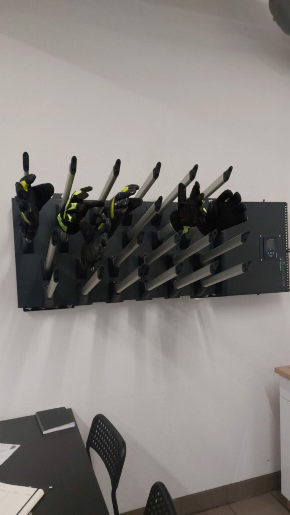 Handschuhtrockner mit Handschuhen, an Wand montiert