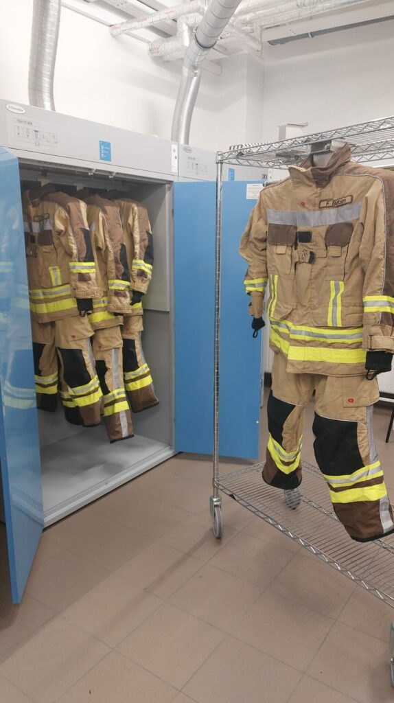 Rosenbauer Uniform in einem Trockenschrank