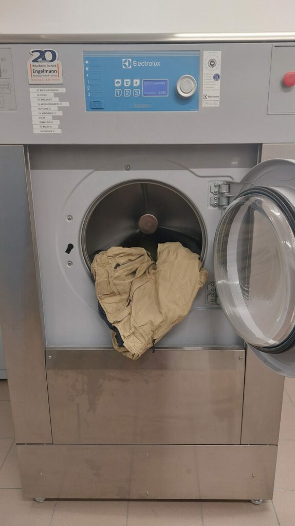 Waschmaschine mit Uniform von Rosenbauer in Trommel